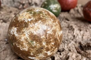 Hikaru Dorodango (Shiny mud dumpling)